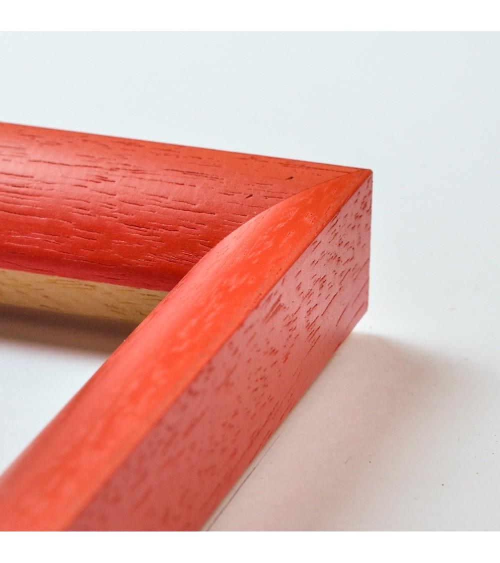 Cadre rouge arrondi. Largeur : 2,5 cm.