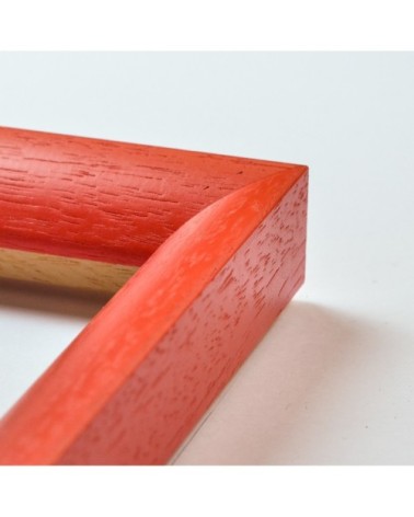 Cadre rouge arrondi. Largeur : 2,5 cm.