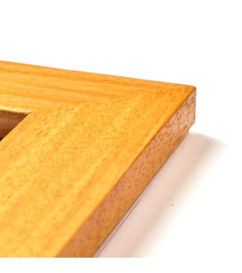 Cadre en ayous verni   Un cadre en bois verni avec veinage  L'ayous est une essence reconnue et recherchée pour sa noblesse ain