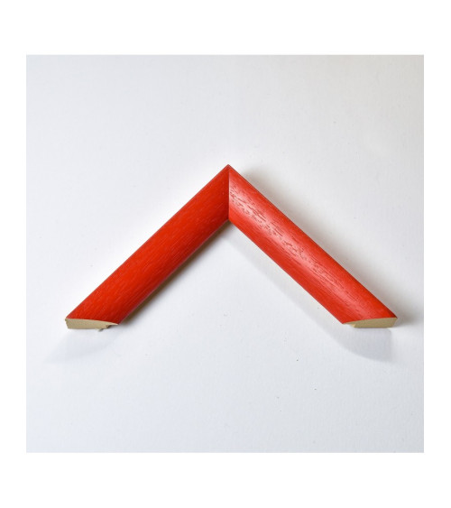Cadre rouge arrondi. Largeur : 2,5 cm.