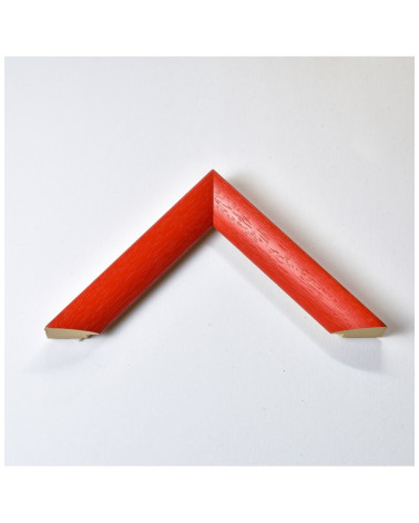 Cadre rouge arrondi. Largeur : 2,5 cm.